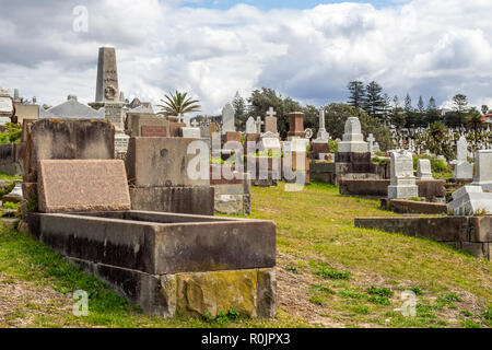 Marmor Grabsteine und Gräber auf dem Friedhof Waverley Bronte Sydney, NSW, Australien. Stockfoto