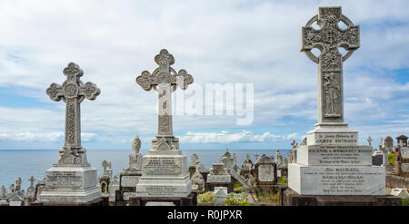 Marmor Kreuze und Grabsteine auf dem Friedhof Waverley Bronte Sydney, NSW, Australien. Stockfoto