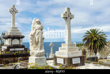 Marmor Kreuze und Engel am Grabstein Waverley Friedhof Bronte Sydney, NSW, Australien. Stockfoto