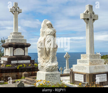 Marmor Kreuze und Engel am Grabstein Waverley Friedhof Bronte Sydney, NSW, Australien. Stockfoto