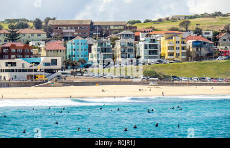 Surfer im Ozean am Bondi Beach Sydney, NSW, Australien. Stockfoto