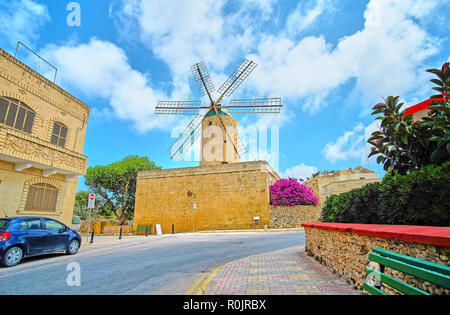 Besuchen Sie die mittelalterliche Ta'Kola Windmühle, die malerische ethnographischen Museums in erhaltenen Gebäude aus Stein in Xaghra Dorf der Insel Gozo, Malta. Stockfoto