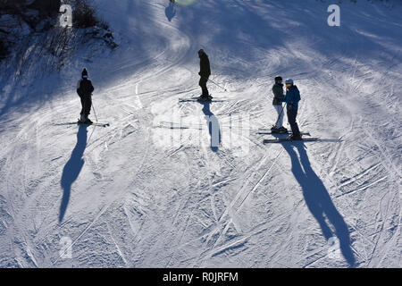 Nicht identifizierte Skifahrer auf den Pisten am Loon Mountain in New Hampshire, USA Stockfoto