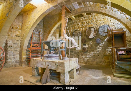 VICTORIA, MALTA - 15. JUNI 2018: Innenraum der Folklore Museum (Gran Castello Historisches Haus) mit Mühlsteinen, mittelalterliche Siebe an Wänden und anderen Pi Stockfoto