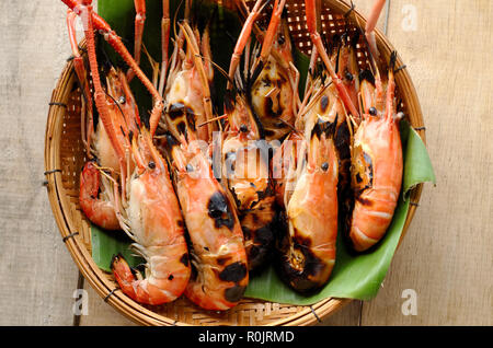 Gegrillte Riese Süßwasser-Garnelen auf dem hölzernen Tisch Stockfoto