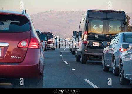 September 21, 2018 Santa Clara/CA/USA - Schwere abend Verkehr auf einer der Autobahnen durch Silicon Valley gehen Stockfoto