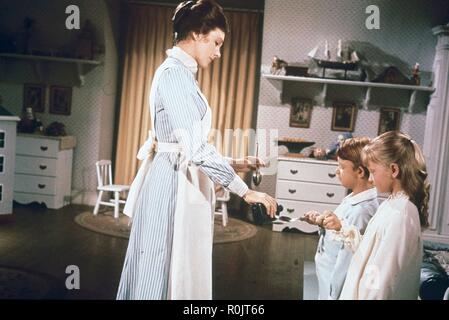 Original Film Titel: MARY POPPINS. Englischer Titel: MARY POPPINS. Jahr: 1964. Regie: Robert Stevenson. Stars: KAREN DOTRICE; Julie Andrews. Credit: WALT DISNEY PRODUCTIONS/Album Stockfoto