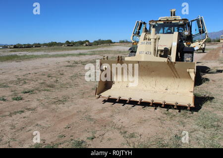 Eine hohe Mobilität Ingenieur Hydraulikbagger zu 36th Engineer Brigade, von Fort Hood, Texas zugewiesen ist, kommt an Davis-Monthan Air Force Base, Tucson, Ariz. Nov. 5, 2018. Us Northern Command ist die militärische Unterstützung für das Ministerium für Heimatschutz und den US-amerikanischen Zoll- und Grenzschutzbehörden der südlichen Grenze der Vereinigten Staaten zu sichern. (U.S. Armee Foto von 2 Lt Corey Maisch) Stockfoto