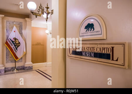 September 22, 2018 in Sacramento/CA/USA - California State Capitol Museum in der Capitol State Building; das Kalifornien Republik Flagge auf dem Stockfoto