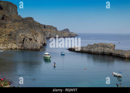 Das klare, blaue Wasser der Anthony Quinn Bucht in Rhodos Griechenland. In einem langen engen, gewundenen Straße die Bucht ist ein beliebter Ort zum Sonnenbaden. Stockfoto