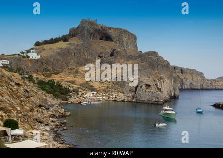 Blick auf die Umgebung als Anthony Quinn Bucht bekannt. Nach dem berühmten Schauspieler den Strand jedes Jahr tausende Besucher anzieht. Stockfoto