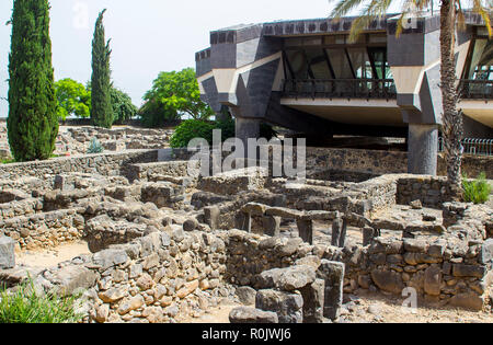 3. Mai 2018 Der ausgegrabenen Ruinen in der Nähe des ersten Jahrhunderts jüdische Synagoge durch ein modernes Gebäude in der antiken Stadt Kafarnaum in Israel übersehen Stockfoto