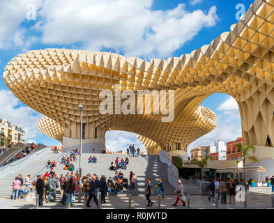 Touristen auf die Schritte von Las Setas (Metropol Parasol), Plaza de la Encarnacion, Sevilla (Sevilla), Andalusien, Spanien sitzen Stockfoto