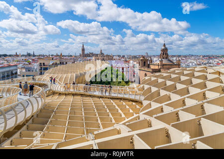 Dachterrasse Gehweg über die Altstadt suchen, Las Setas (Metropol Parasol), Plaza de la Encarnacion, Sevilla (Sevilla), Andalusien, Spanien Stockfoto