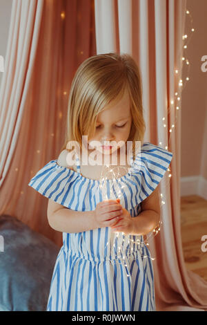 Ein kleines Mädchen wartet ein Wunder im neuen Jahr Stockfoto