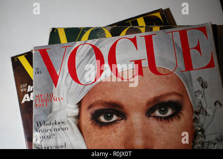 Alte Vogue Magazine dargestellt in einem Stapel in London, UK. Stockfoto