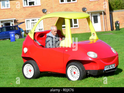 Straße - zugelassene Little Tikes rot-gelben Auto steht zum Verkauf auf eBay. Es ist eine Art Auto, Haltung Autos sagt, dass es 16 Wochen nahmen den Wagen zu schaffen, ist die Umwandlung von Daewoo Matiz. Das Auto tops bei 70 MPH, sitzen zwei, manuelle Laufwerke, und inzwischen rund 5.000 Kilometer der Straße verwenden. Die eBay Seite wurde es bei £ 21.500 (ca. $ 33.200 USD), von dem ab, was die Einstellung Auto sagt, war erste Beurteilung des Autos von $ 46.000 USD Stockfoto