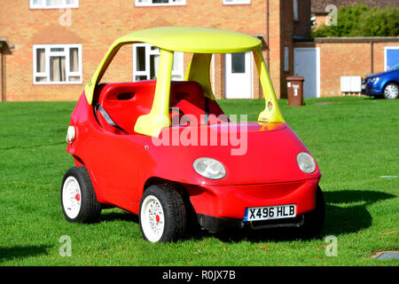 Straße - zugelassene Little Tikes rot-gelben Auto steht zum Verkauf auf eBay. Es ist eine Art Auto, Haltung Autos sagt, dass es 16 Wochen nahmen den Wagen zu schaffen, ist die Umwandlung von Daewoo Matiz. Das Auto tops bei 70 MPH, sitzen zwei, manuelle Laufwerke, und inzwischen rund 5.000 Kilometer der Straße verwenden. Die eBay Seite wurde es bei £ 21.500 (ca. $ 33.200 USD), von dem ab, was die Einstellung Auto sagt, war erste Beurteilung des Autos von $ 46.000 USD Stockfoto