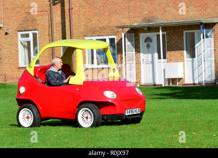 Straße - zugelassene Little Tikes rot-gelben Auto steht zum Verkauf auf eBay. Es ist eine Art Auto, Haltung Autos sagt, dass es 16 Wochen nahmen den Wagen zu schaffen, ist die Umwandlung von Daewoo Matiz. Das Auto tops bei 70 MPH, sitzen zwei, manuelle Laufwerke, und inzwischen rund 5.000 Kilometer der Straße verwenden. Die eBay Seite wurde es bei £ 21.500 (ca. $ 33.200 USD), von dem ab, was die Einstellung Auto sagt, war erste Beurteilung des Autos von $ 46.000 USD Stockfoto