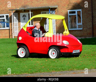 Straße - zugelassene Little Tikes rot-gelben Auto steht zum Verkauf auf eBay. Es ist eine Art Auto, Haltung Autos sagt, dass es 16 Wochen nahmen den Wagen zu schaffen, ist die Umwandlung von Daewoo Matiz. Das Auto tops bei 70 MPH, sitzen zwei, manuelle Laufwerke, und inzwischen rund 5.000 Kilometer der Straße verwenden. Die eBay Seite wurde es bei £ 21.500 (ca. $ 33.200 USD), von dem ab, was die Einstellung Auto sagt, war erste Beurteilung des Autos von $ 46.000 USD Stockfoto