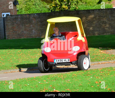 Straße - zugelassene Little Tikes rot-gelben Auto steht zum Verkauf auf eBay. Es ist eine Art Auto, Haltung Autos sagt, dass es 16 Wochen nahmen den Wagen zu schaffen, ist die Umwandlung von Daewoo Matiz. Das Auto tops bei 70 MPH, sitzen zwei, manuelle Laufwerke, und inzwischen rund 5.000 Kilometer der Straße verwenden. Die eBay Seite wurde es bei £ 21.500 (ca. $ 33.200 USD), von dem ab, was die Einstellung Auto sagt, war erste Beurteilung des Autos von $ 46.000 USD Stockfoto