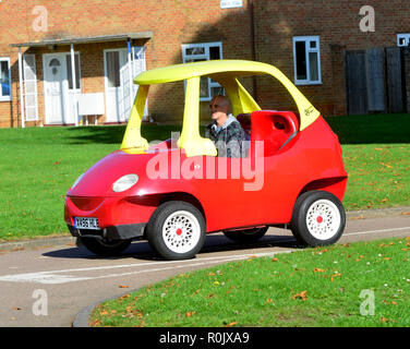 Straße - zugelassene Little Tikes rot-gelben Auto steht zum Verkauf auf eBay. Es ist eine Art Auto, Haltung Autos sagt, dass es 16 Wochen nahmen den Wagen zu schaffen, ist die Umwandlung von Daewoo Matiz. Das Auto tops bei 70 MPH, sitzen zwei, manuelle Laufwerke, und inzwischen rund 5.000 Kilometer der Straße verwenden. Die eBay Seite wurde es bei £ 21.500 (ca. $ 33.200 USD), von dem ab, was die Einstellung Auto sagt, war erste Beurteilung des Autos von $ 46.000 USD Stockfoto