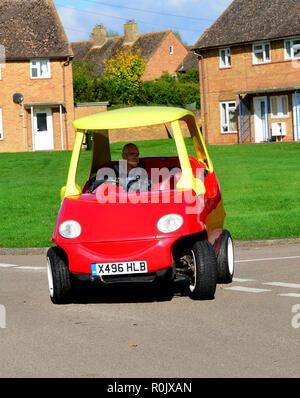 Straße - zugelassene Little Tikes rot-gelben Auto steht zum Verkauf auf eBay. Es ist eine Art Auto, Haltung Autos sagt, dass es 16 Wochen nahmen den Wagen zu schaffen, ist die Umwandlung von Daewoo Matiz. Das Auto tops bei 70 MPH, sitzen zwei, manuelle Laufwerke, und inzwischen rund 5.000 Kilometer der Straße verwenden. Die eBay Seite wurde es bei £ 21.500 (ca. $ 33.200 USD), von dem ab, was die Einstellung Auto sagt, war erste Beurteilung des Autos von $ 46.000 USD Stockfoto