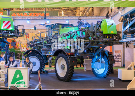 Ukraine, Kiew, Ukraine 09.09.2018 Ausstellung von landwirtschaftlichen Maschinen und Geräten AgroShow. Neue moderne Modelle von landwirtschaftlichen Maschinen. Stockfoto