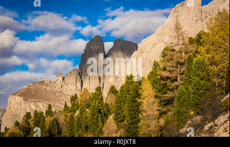 Herbst Landschaft in Gröden mit einem Bäume im Herbst Farben. Lage Nationalpark Dolomiti, Südtirol, Provinz Bozen, Italien, Europa Stockfoto