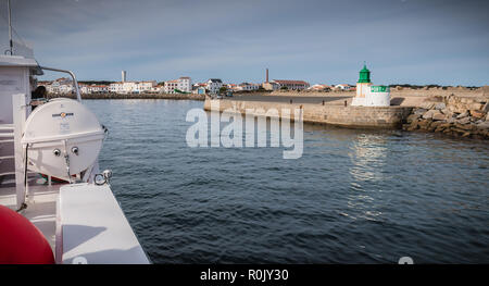 Ile d Yeu, Frankreich - September 16, 2018: Blick auf die Brücke von der Fähre in den Hafen der Insel von Yeu, wo Reisende sitzen zu admir Stockfoto