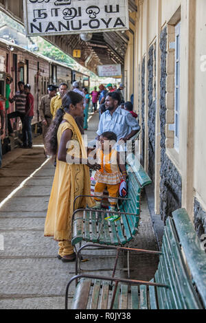 ELLA, SRI LANKA - 23 AUG 25: Passagiere auf der Plattform der Bahnhof in Ella, Sri Lanka. Die Züge sind eine sehr billige Art und Weise der Reise und Sie werden Zeuge einer Bit von eve Stockfoto