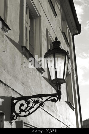 46/5000 Laterne an einem Haus in der Altstadt von Prag. Stockfoto