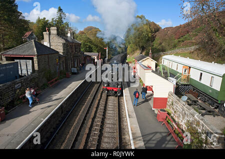 Dampflokomotiven kommen am Bahnhof NYMR Goathland North York Moors North Yorkshire England Großbritannien Großbritannien Großbritannien Großbritannien Großbritannien Großbritannien Großbritannien Großbritannien Großbritannien Großbritannien und Nordirland Stockfoto