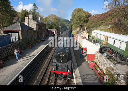 Dampflok-Motorlok, die am Bahnhof Goathland North York Moors North Yorkshire England Großbritannien GB Großbritannien anfährt Stockfoto