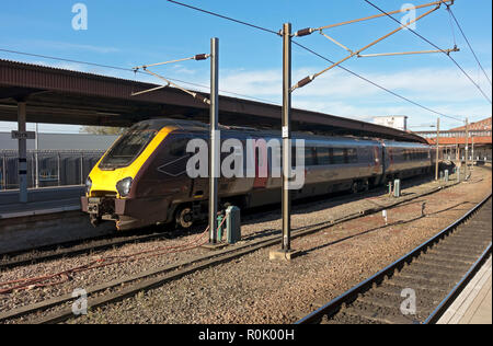 Lookomotive mit Querfeldzug, die am Bahnsteig York North Yorkshire England Großbritannien GB Großbritannien warten Stockfoto