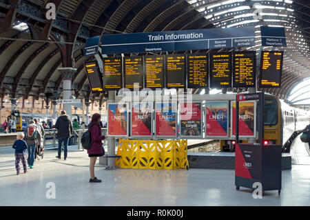 Personen, die sich auf dem Kurs befinden und Informationen zum an- und Abreisestand erhalten, signieren an der Eisenbahnstation York North Yorkshire England Großbritannien Stockfoto