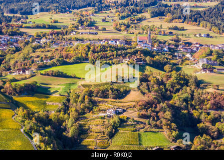 Herbst Landschaft im Eisacktal mit einem Bäume im Herbst Farben. Lage Nationalpark Dolomiti, Südtirol, Provinz Bozen, Italien, Europa Stockfoto