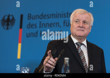 Bundesminister des Innern, für Bau- und Heimat, Horst Seehofer der Christlich Sozialen Union (CSU) gibt eine Erklärung an die Presse das Bundesamt für Verfassungsschutz (BfV) im Bundesministerium des Innern, für Bau und Haus in Berlin. Stockfoto