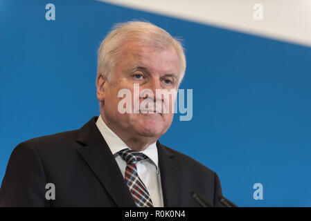 Bundesminister des Innern, für Bau- und Heimat, Horst Seehofer der Christlich Sozialen Union (CSU) gibt eine Erklärung an die Presse das Bundesamt für Verfassungsschutz (BfV) im Bundesministerium des Innern, für Bau und Haus in Berlin. Stockfoto