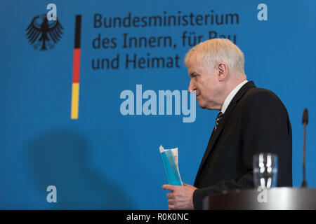 Bundesminister des Innern, für Bau- und Heimat, Horst Seehofer der Christlich Sozialen Union (CSU) gibt eine Erklärung an die Presse das Bundesamt für Verfassungsschutz (BfV) im Bundesministerium des Innern, für Bau und Haus in Berlin. Stockfoto