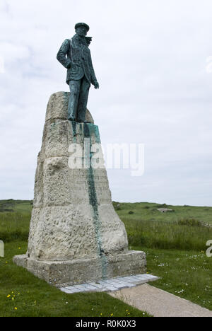 Ein Denkmal für die französischen Flieger, Hubert Latham, steht in der Nähe von Cap Blanc Nez (Cape weiße Nase), ein Kap an der Cote d'Opale, Frankreich. Stockfoto