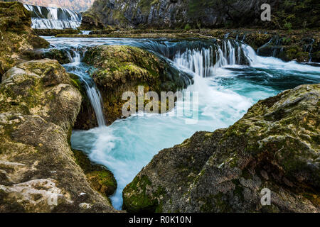 Schöne Strbacki buk Wasserfall in Una Park, Bosnien und Herzegowina. Stockfoto