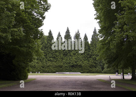 Ein Denkmal steht in der Mitte der Waldlichtung, wo der Weltkrieg ein Waffenstillstand ausgehandelt und unterzeichnet wurde, Compiegne, Frankreich. Stockfoto