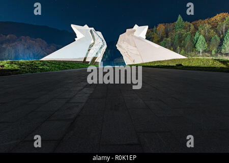 Tjentiste Weltkrieg-II-Denkmal, Bosnien, Nacht. Stockfoto