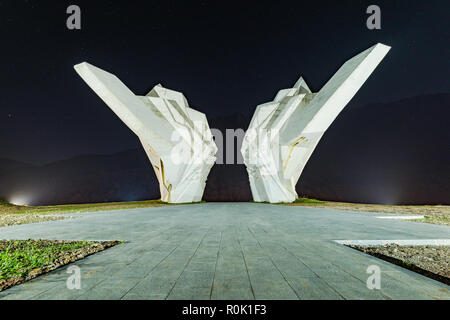 Tjentiste Weltkrieg-II-Denkmal, Bosnien, Nacht. Stockfoto