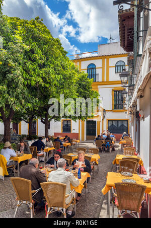 Barrio Santa Cruz, Sevilla, Spanien. Restaurants an der Plaza de Doña Elvira, Barrio Santa Cruz, Sevilla, Andalusien, Spanien Stockfoto