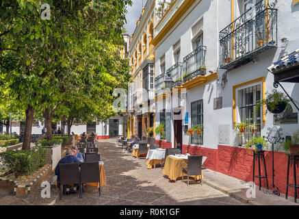 Barrio Santa Cruz, Sevilla, Spanien. Restaurants an der Plaza de Doña Elvira, Barrio Santa Cruz, Sevilla, Andalusien, Spanien Stockfoto