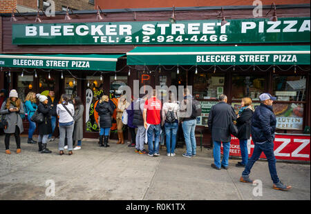 Hungrig Pizza Liebhaber Line up Draußen warten die beliebte Bleecker Street Pizza in der Nähe von Greenwich Village in New York am Freitag, 26. Oktober 2018 ein. (Â© Richard B. Levine) Stockfoto