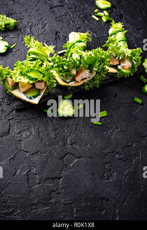 Low Carbs ketogenic Burritos in Kopfsalat gewickelt Stockfoto