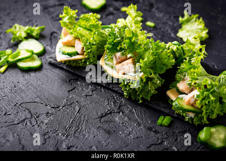 Low Carbs ketogenic Burritos in Kopfsalat gewickelt Stockfoto